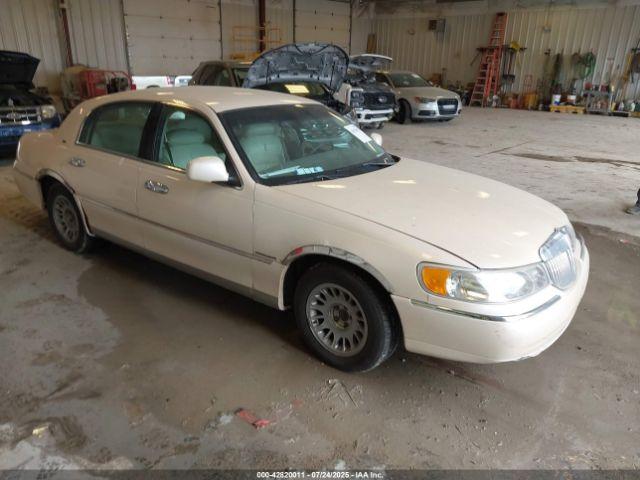  Salvage Lincoln Towncar