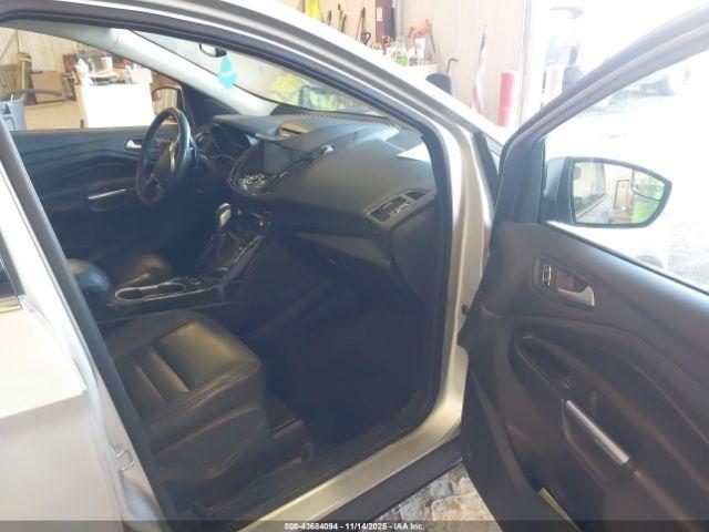 Ford Escape Titanium Image 2