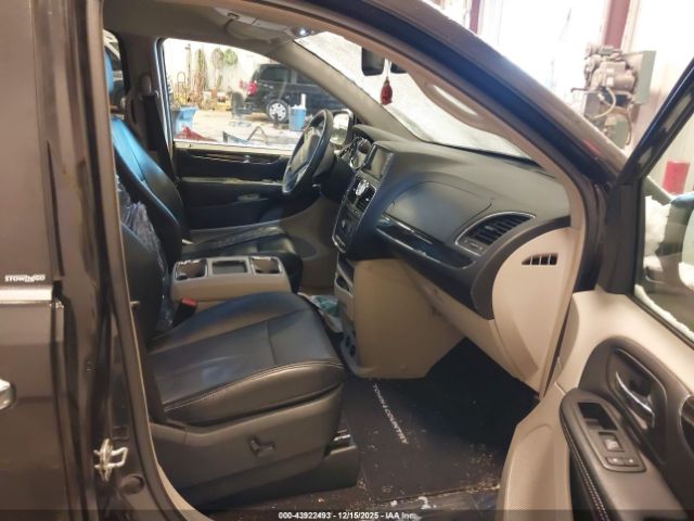 Chrysler Town & Country Touring-l Image 9