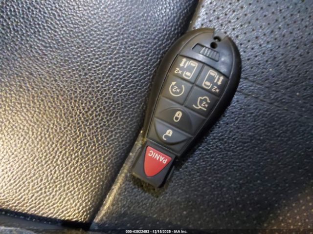 Chrysler Town & Country Touring-l Image 12