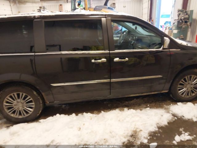 Chrysler Town & Country Touring-l Image 11