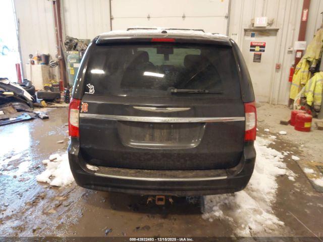 Chrysler Town & Country Touring-l Image 16