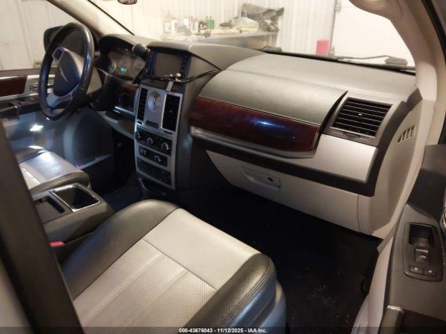 Chrysler Town & Country Touring Plus Image 5