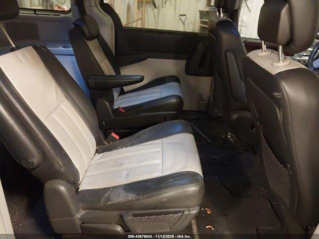 Chrysler Town & Country Touring Plus Image 10