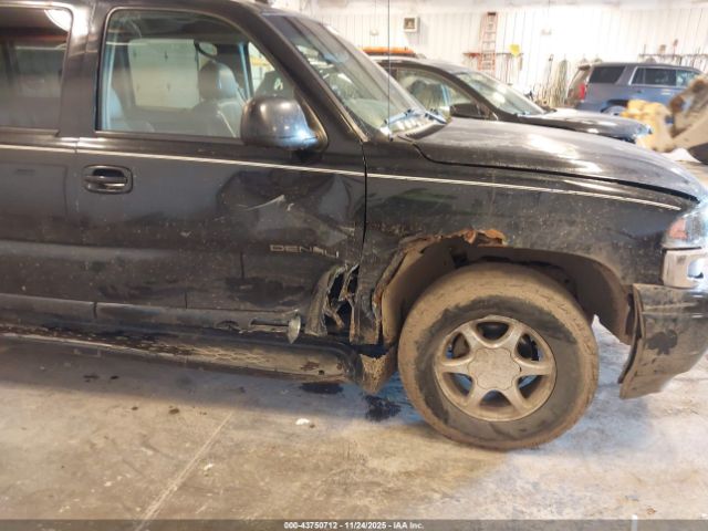 GMC Yukon Denali Image 16