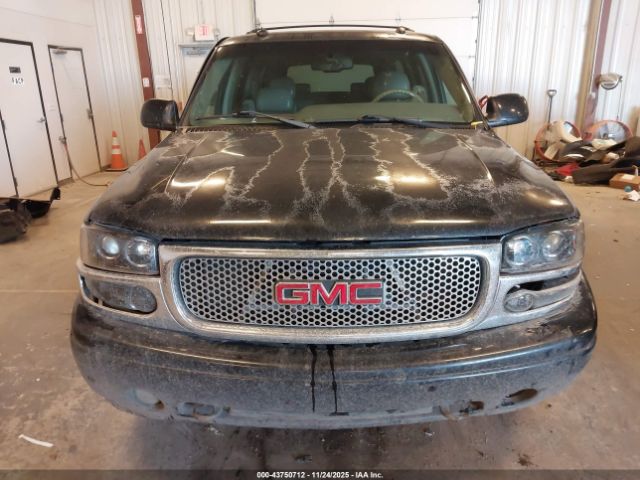 GMC Yukon Denali Image 11