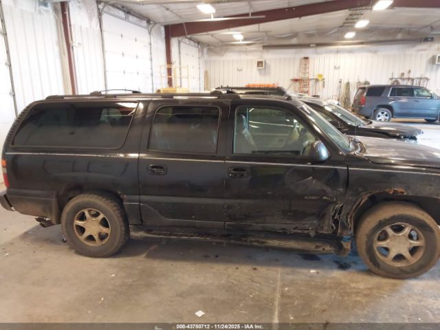 GMC Yukon Denali Image 8
