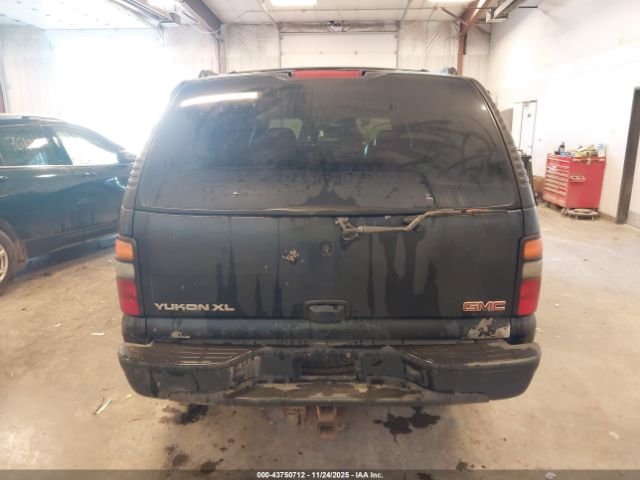 GMC Yukon Denali Image 13