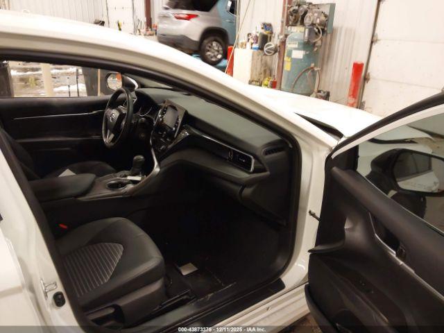 Toyota Camry Se Image 4