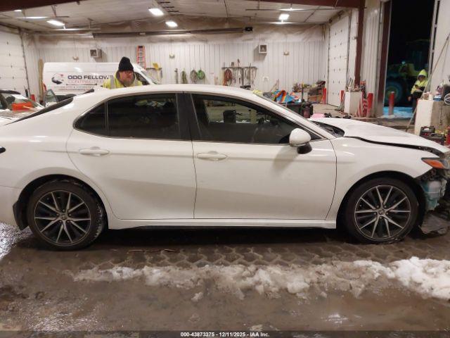 Toyota Camry Se Image 14