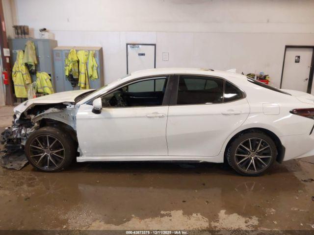 Toyota Camry Se Image 13