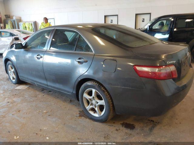 Toyota Camry Le Image 4