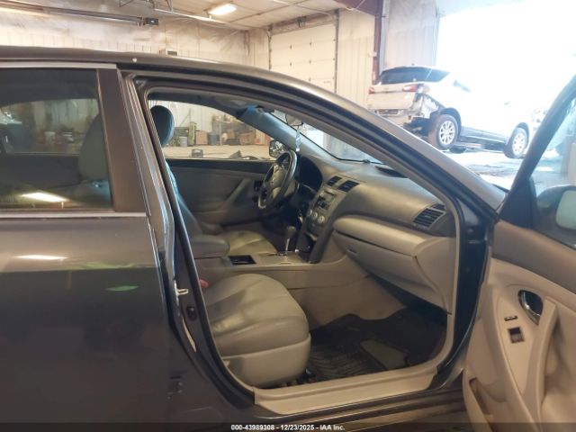 Toyota Camry Le Image 3