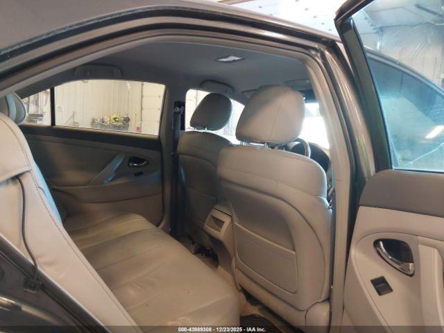 Toyota Camry Le Image 8