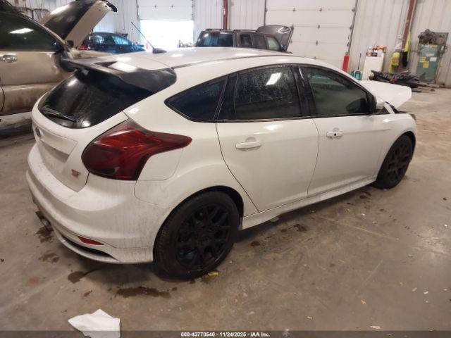 Ford Focus St Image 8