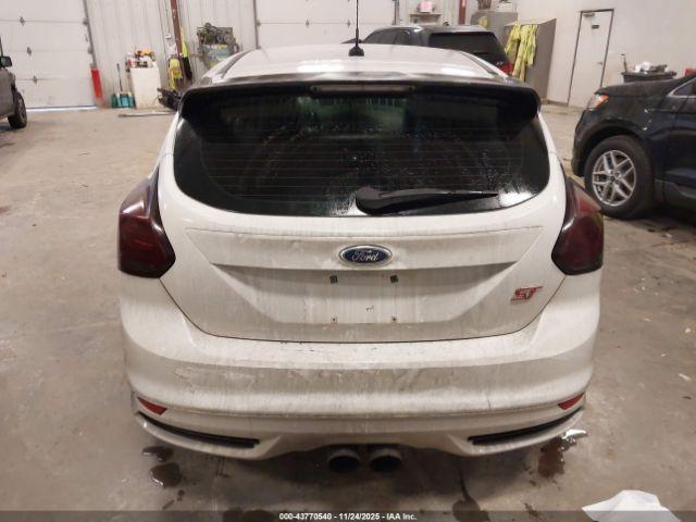 Ford Focus St Image 11