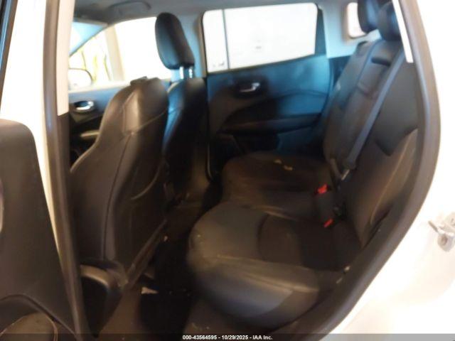 Jeep Compass Latitude 4x4 Image 2