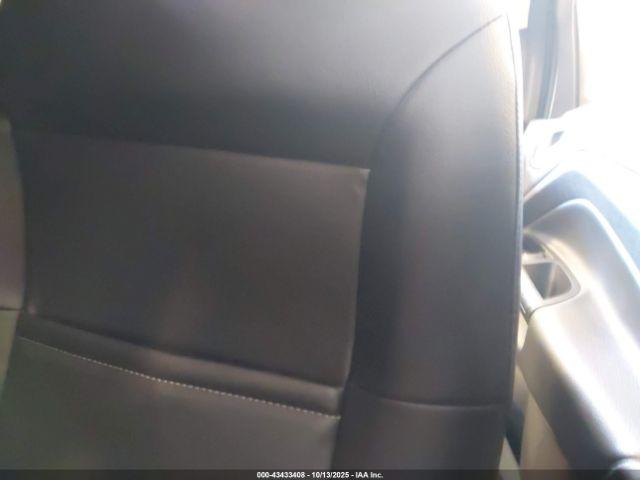 Ford Escape Titanium Image 8