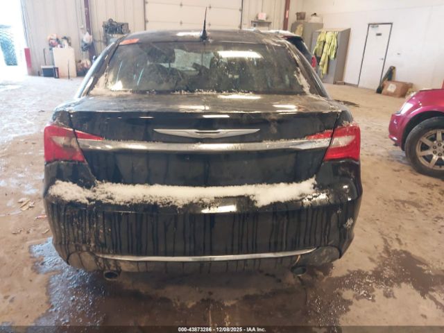 Chrysler 200 Limited Image 12