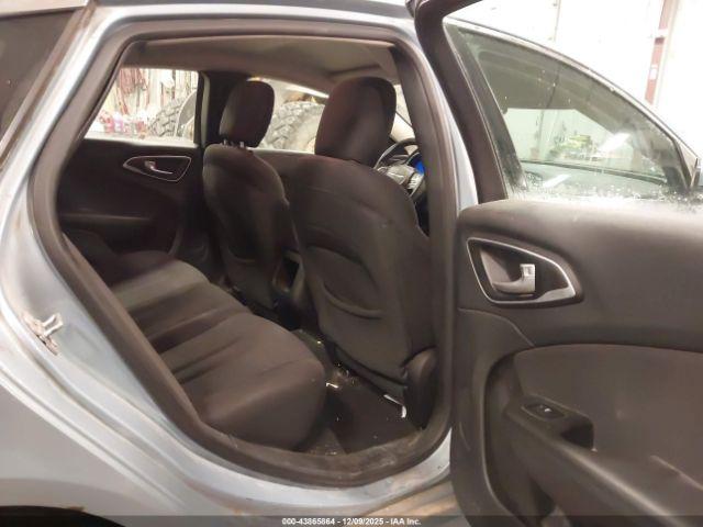 Chrysler 200 Limited Image 10