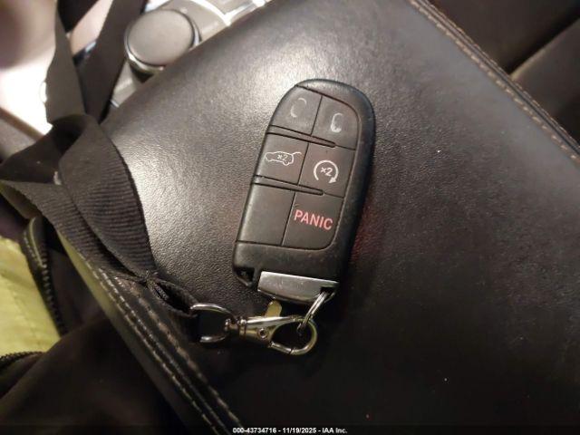 Jeep Grand Cherokee Overland Image 16