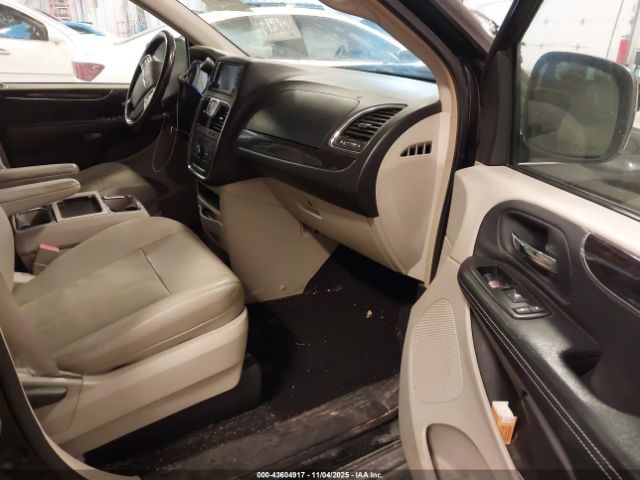 Chrysler Town & Country Touring Image 16