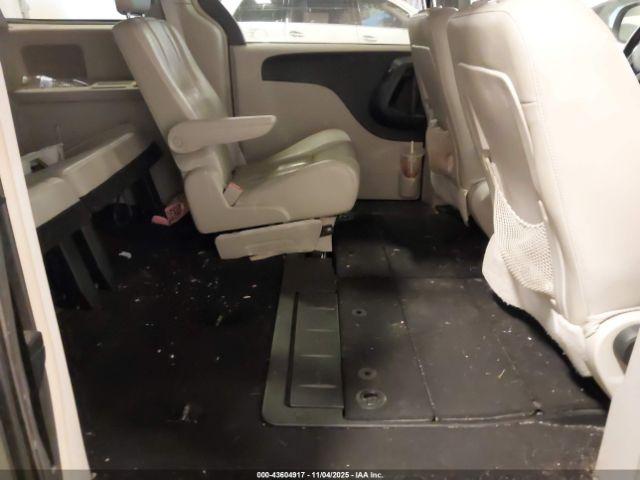 Chrysler Town & Country Touring Image 5