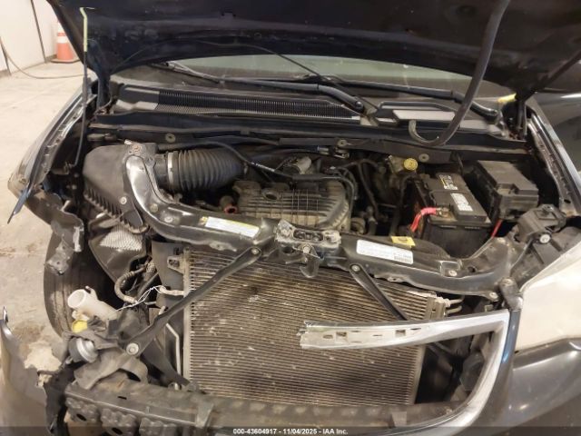 Chrysler Town & Country Touring Image 7