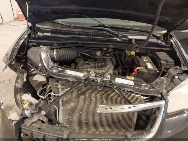 Chrysler Town & Country Touring Image 7