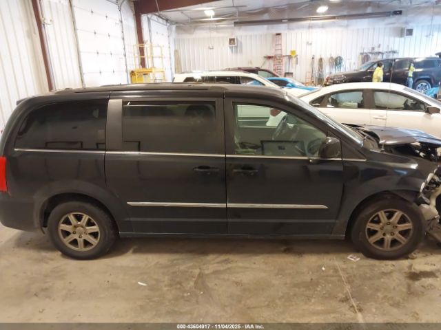 Chrysler Town & Country Touring Image 14