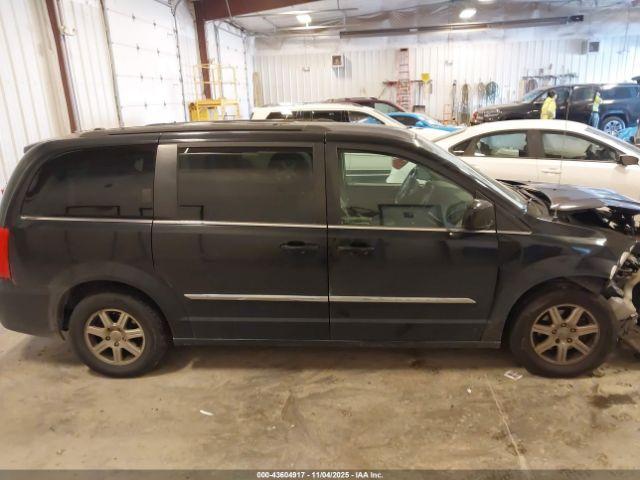 Chrysler Town & Country Touring Image 14