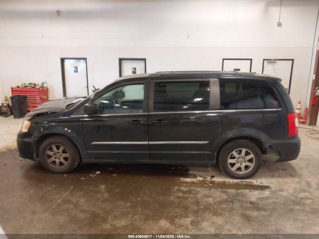 Chrysler Town & Country Touring Image 11