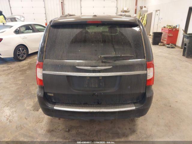 Chrysler Town & Country Touring Image 15