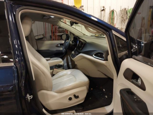 Chrysler Pacifica Touring-l Plus Image 7