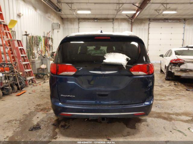 Chrysler Pacifica Touring-l Plus Image 3