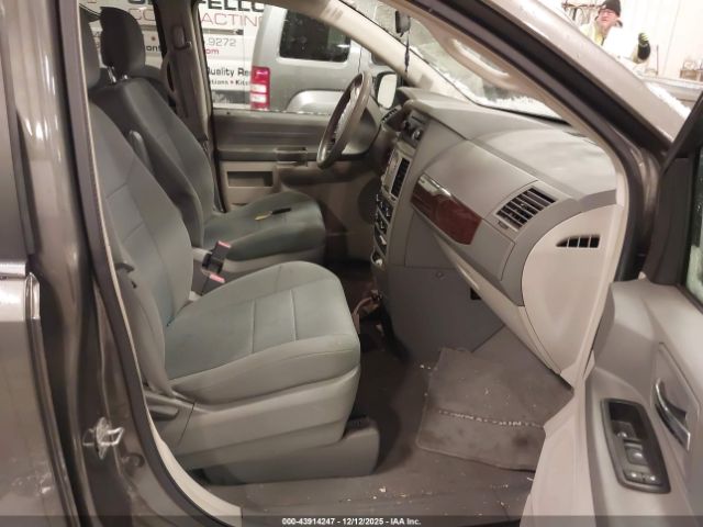 Chrysler Town & Country New Lx Image 4