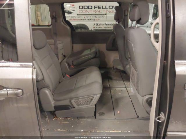 Chrysler Town & Country New Lx Image 11