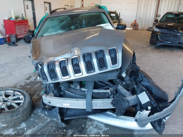 Jeep Cherokee Sport 4x4 Image 12