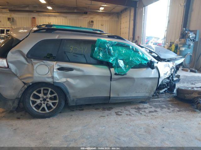 Jeep Cherokee Sport 4x4 Image 16