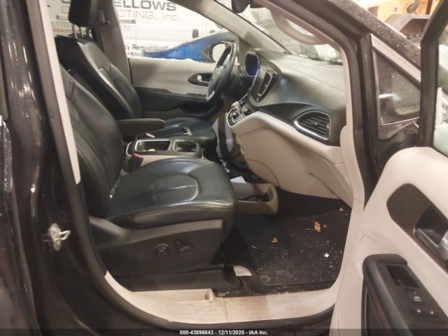 Chrysler Pacifica Touring-l Plus Image 6