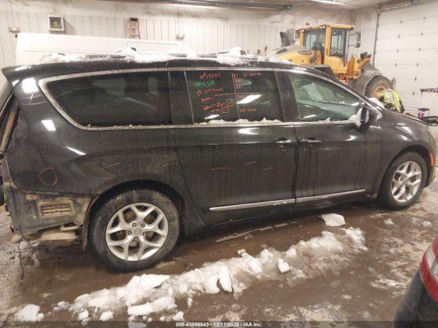 Chrysler Pacifica Touring-l Plus Image 15