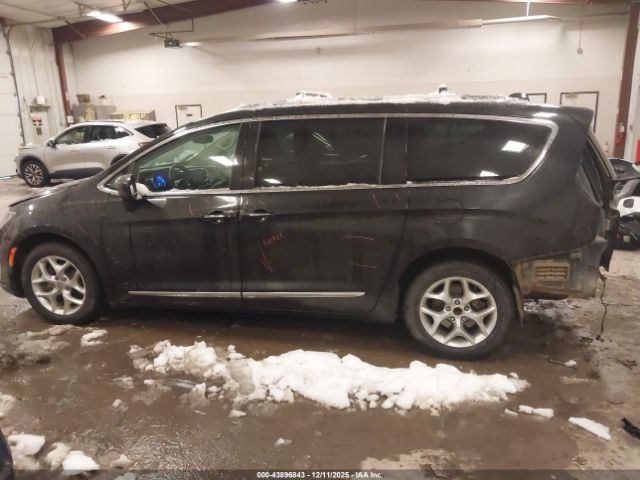 Chrysler Pacifica Touring-l Plus Image 3