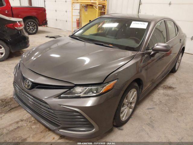 Toyota Camry Le Image 12