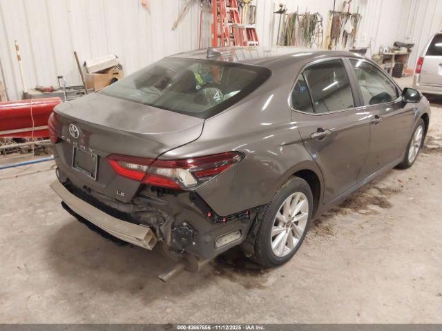 Toyota Camry Le Image 9