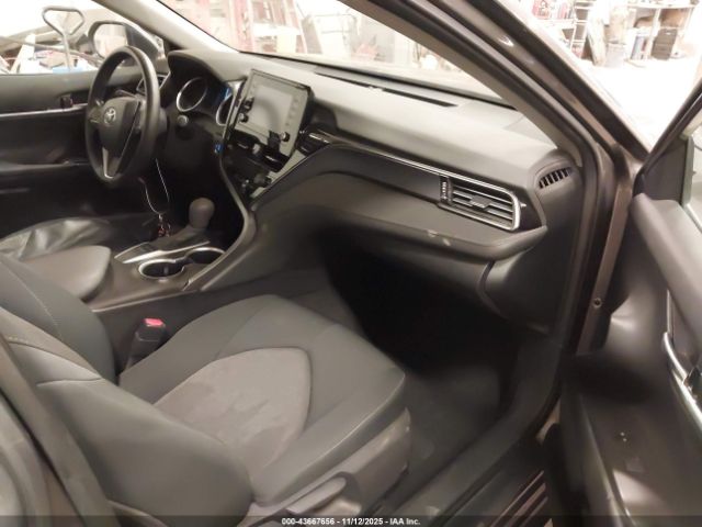 Toyota Camry Le Image 6