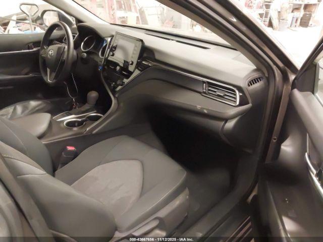 Toyota Camry Le Image 6