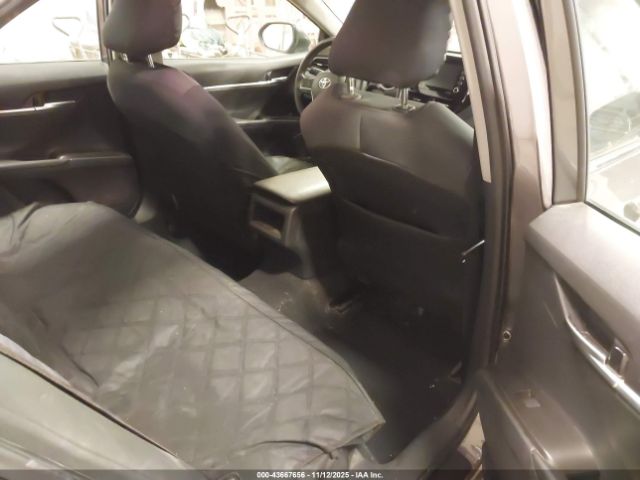 Toyota Camry Le Image 8