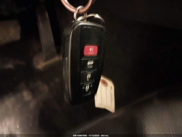 Toyota Camry Le Image 5