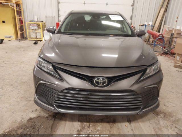 Toyota Camry Le Image 11