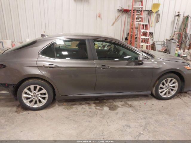 Toyota Camry Le Image 3